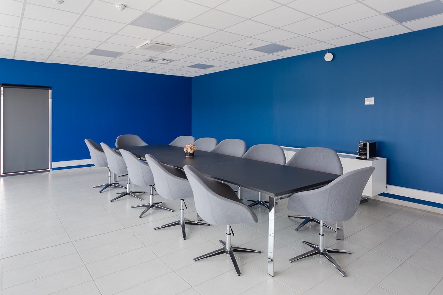 Thesee Datacenter à Aubergenville (78). Photo : Fabrice DUNOU Technicien sérieux et confiant à la recherche d'un problème