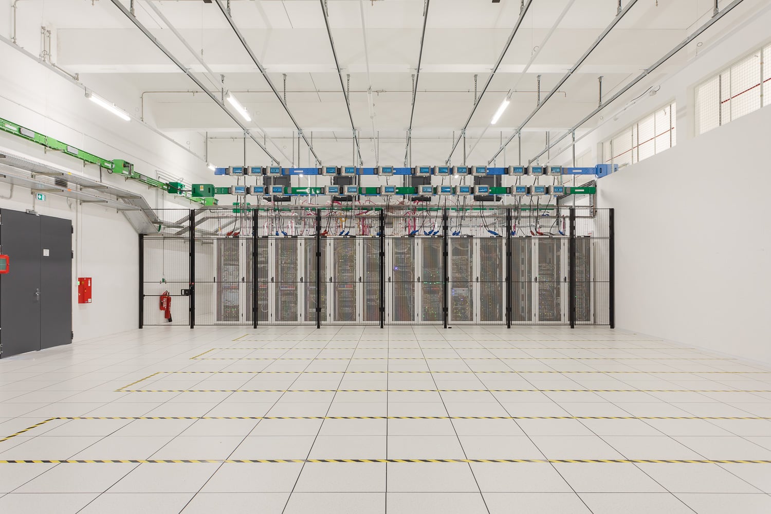 Thesee Datacenter à Aubergenville (78). Photo : Fabrice DUNOU Technicien sérieux et confiant à la recherche d'un problème